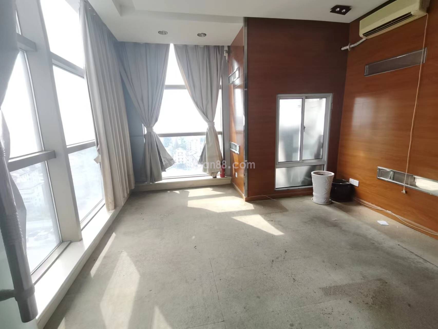苏州市工业园区创展大厦 精装98平房东直租-图1